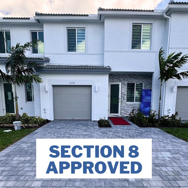 724 SE 13th Street Cir in Homestead, FL - Foto de edificio