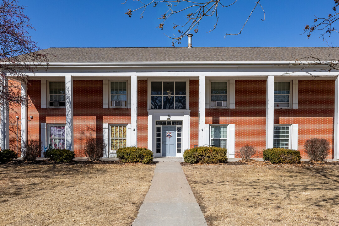 Colonial Plaza Apartments in Council Bluffs, IA - Building Photo