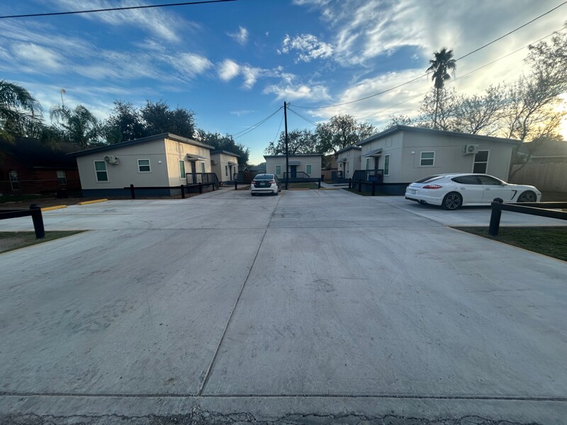 8413 Jaime Cavazos St in Monte Alto, TX - Foto de edificio