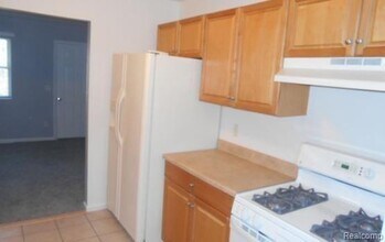 2443 Hester Ct in Keego Harbor, MI - Building Photo - Building Photo
