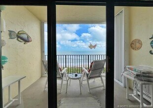 7410 S Ocean Dr, Unit 409 in Jensen Beach, FL - Foto de edificio - Building Photo