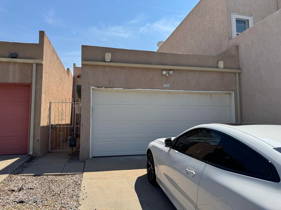 9704 Lagrima De Oro Rd NE in Albuquerque, NM - Foto de edificio