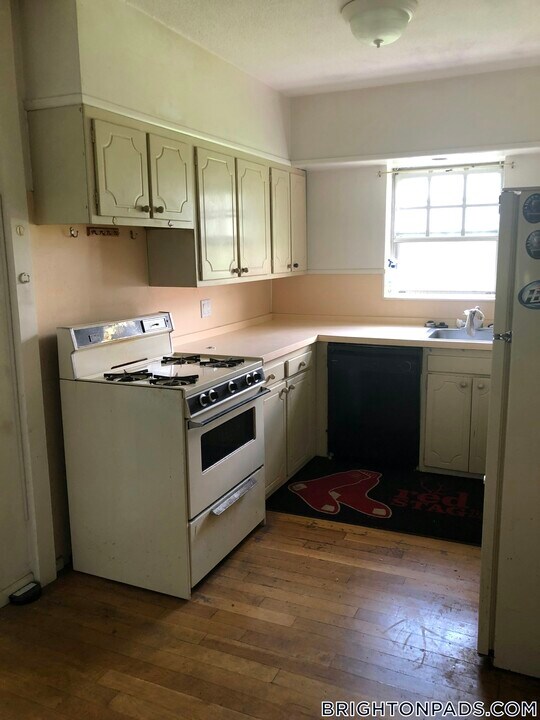 186 Lake Shore Rd in Boston, MA - Building Photo