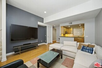 2125 S Bentley Ave in Los Angeles, CA - Building Photo - Building Photo