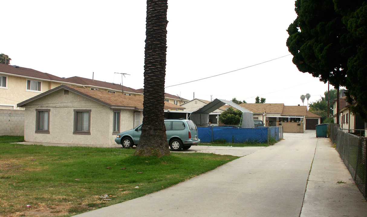 9235-9239 Cedar St in Bellflower, CA - Building Photo