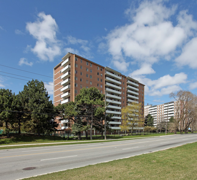 105 Rowena Dr in Toronto, ON - Building Photo - Building Photo