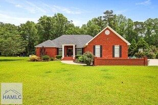 111 Oakridge Dr in Glennville, GA - Building Photo
