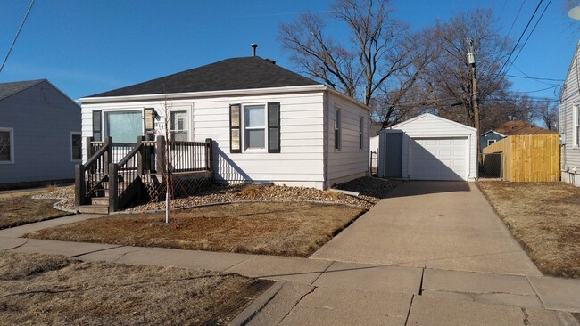 property at 814 E 14th St