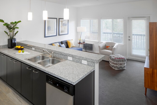 Glendoveer Woods Apartments in Portland, OR - Foto de edificio - Building Photo