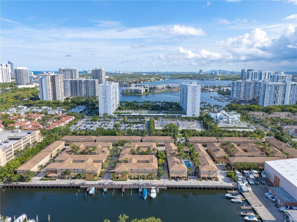 2861 NE 185th St in Miami, FL - Building Photo