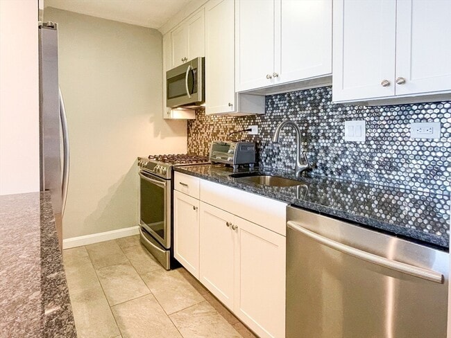 property at 9 Hawthorne Pl