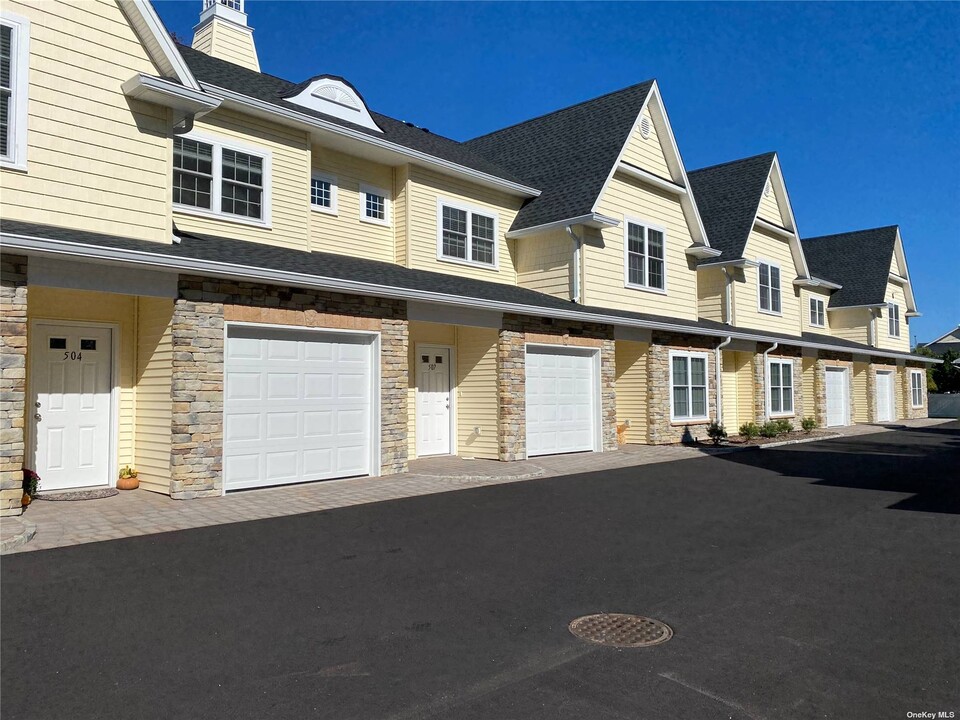 18 Creek Rd, Unit 604 in Halesite, NY - Building Photo