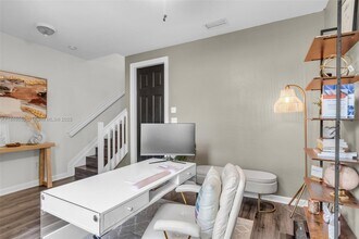 447 Corte Madera Ln in West Palm Beach, FL - Foto de edificio - Building Photo