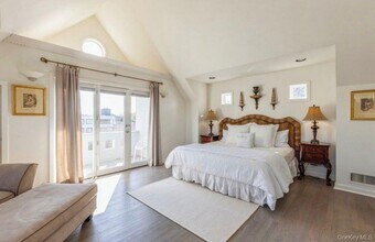 582 Hayground Rd in Water Mill, NY - Building Photo - Building Photo