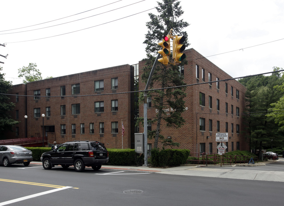 Samuel R. Pierce Apartments in Glen Cove, NY - Foto de edificio