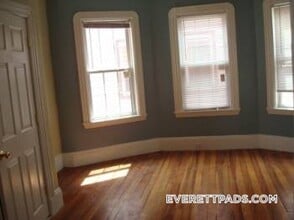 51 Glendale St, Unit 1 in Everett, MA - Foto de edificio - Building Photo