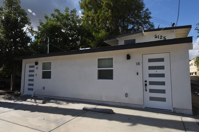 6125 Whitsett Ave, Unit 13