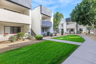 Sun Creek Apartments in Glendale, AZ - Building Photo - Building Photo