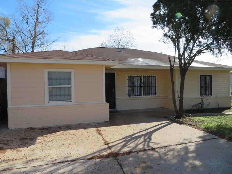 11216 Rusty St in Houston, TX - Foto de edificio
