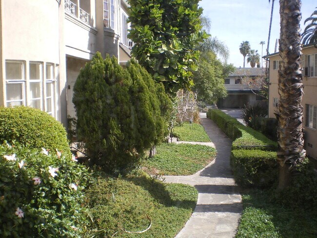 1417 N Laurel Ave in West Hollywood, CA - Building Photo - Building Photo