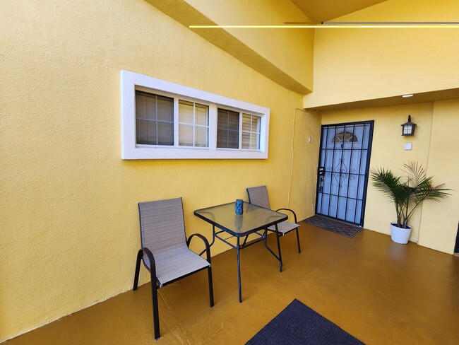 5941 Whitnall Hwy in North Hollywood, CA - Building Photo - Building Photo