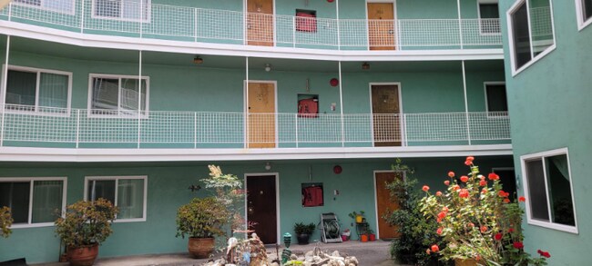 301 Lenox Ave in Oakland, CA - Building Photo - Building Photo