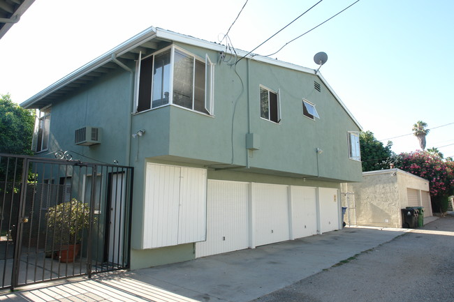 4525 Hazeltine Ave in Sherman Oaks, CA - Foto de edificio - Building Photo