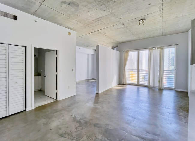 133 NE 2nd Ave, Unit 2105 in Miami, FL - Foto de edificio - Building Photo