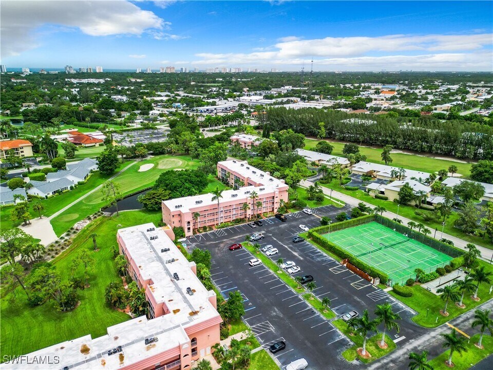 100 Forest Lakes Blvd in Naples, FL - Building Photo