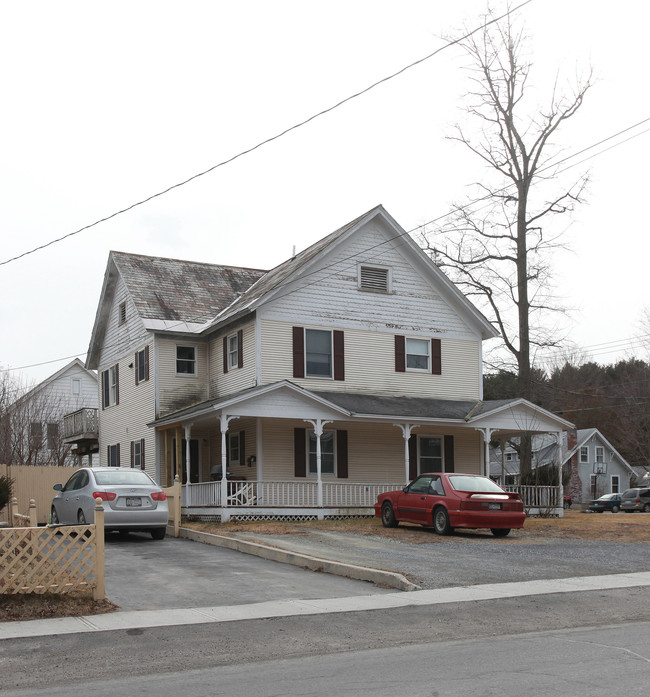 83 W Main St in Cambridge, NY - Foto de edificio - Building Photo