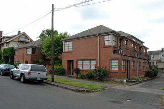 1910-1920 NE Davis St in Portland, OR - Building Photo - Building Photo