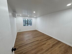 18530 Hatteras St, Unit Hatteras 212 in Tarzana, CA - Building Photo - Building Photo