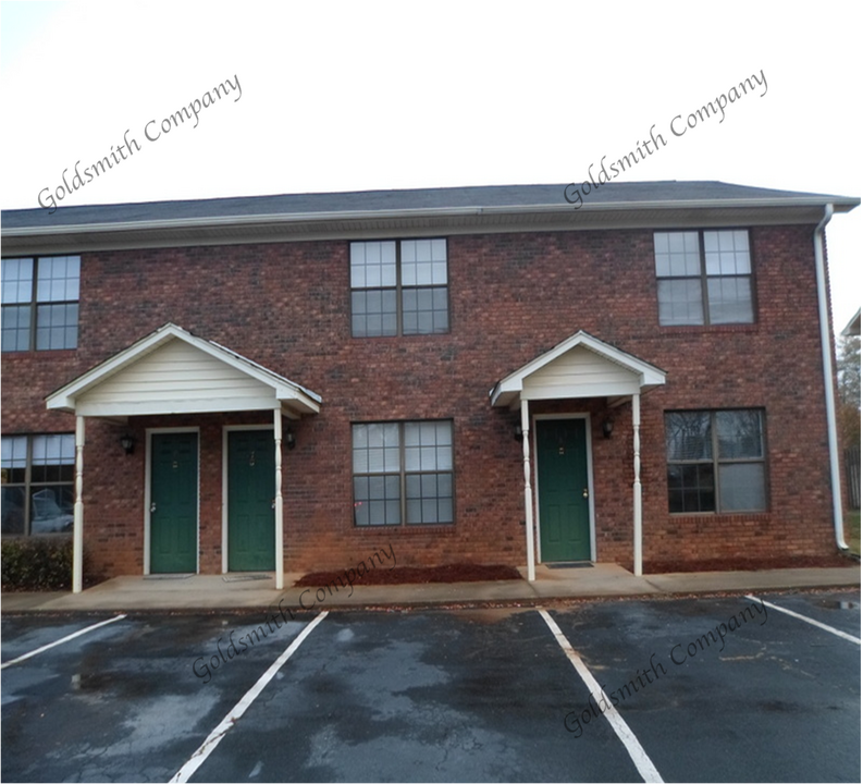 1216 N Main St in Fountain Inn, SC - Building Photo