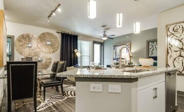 14900 Memorial Dr in Houston, TX - Building Photo - Building Photo
