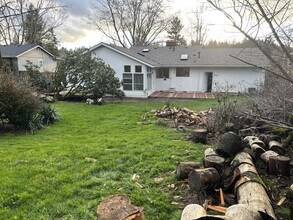 3215 SW Doschdale Dr in Portland, OR - Building Photo - Building Photo