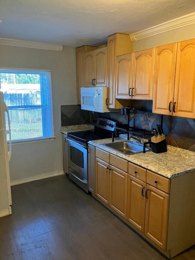 2127 Wilson St in Hollywood, FL - Building Photo - Building Photo