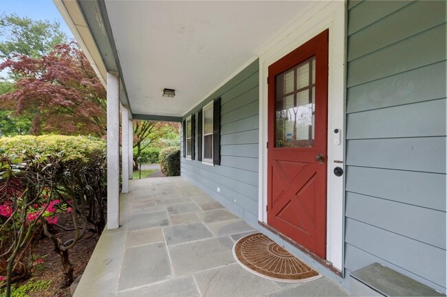 1025 Old White Plains Rd in Mamaroneck, NY - Building Photo - Building Photo
