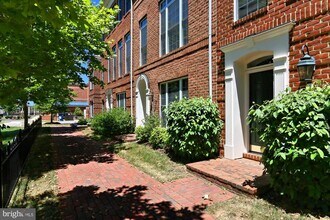 478 Ferdinand Day Dr in Alexandria, VA - Building Photo - Building Photo