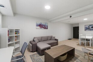 100 W Taylor Run Pkwy in Alexandria, VA - Building Photo