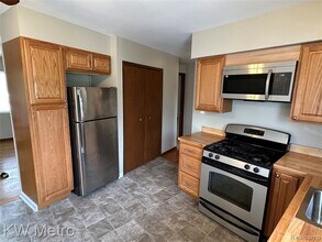 21706 E 11 Mile Rd in St. Clair Shores, MI - Building Photo - Building Photo