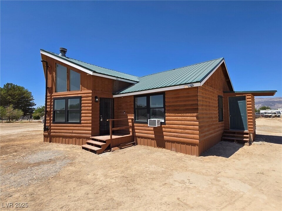 270 W Patricia Ave in Pahrump, NV - Building Photo