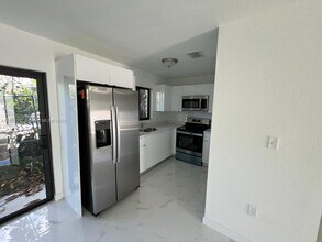901 NW 99th St-Unit -FRONT in Miami, FL - Building Photo - Building Photo