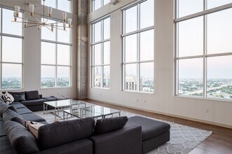 4899 Montrose Blvd in Houston, TX - Foto de edificio - Building Photo