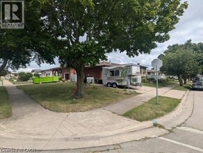 255 Celtic Dr in Hamilton, ON - Building Photo - Building Photo