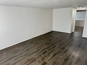 8214 SE Washington St in Portland, OR - Building Photo - Building Photo