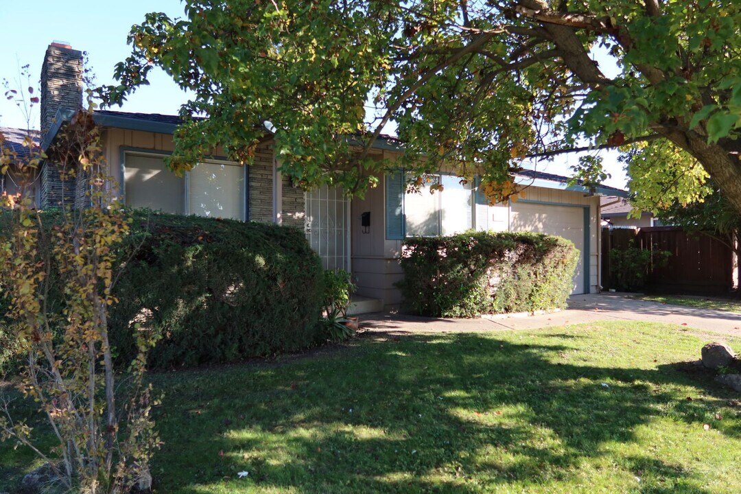 6665 Gloria Dr in Sacramento, CA - Building Photo