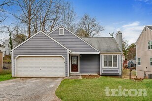 575 Woodcrest Manor Dr, Unit 102 in Stone Mountain, GA - Building Photo