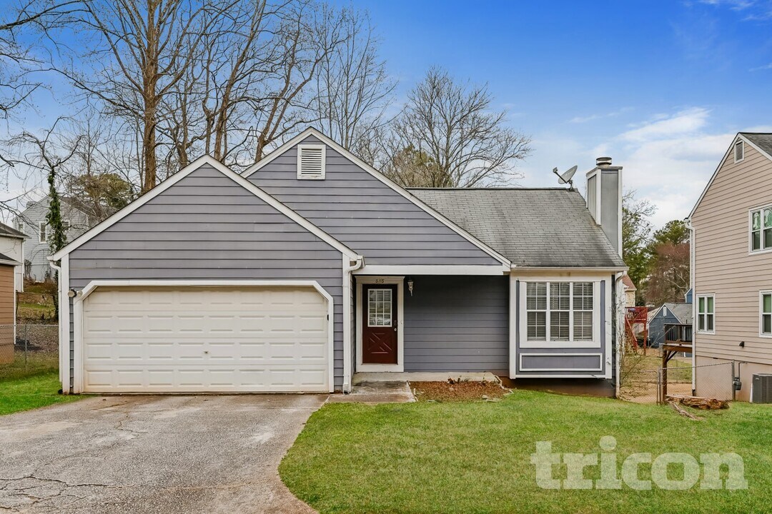 575 Woodcrest Manor Dr, Unit 102 in Stone Mountain, GA - Building Photo