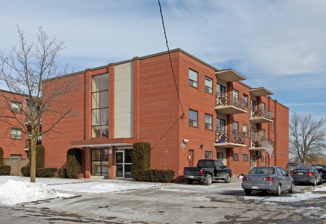 3 Leslie St in Brampton, ON - Building Photo
