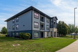 Inwood Crossings in Wichita, KS - Foto de edificio - Building Photo
